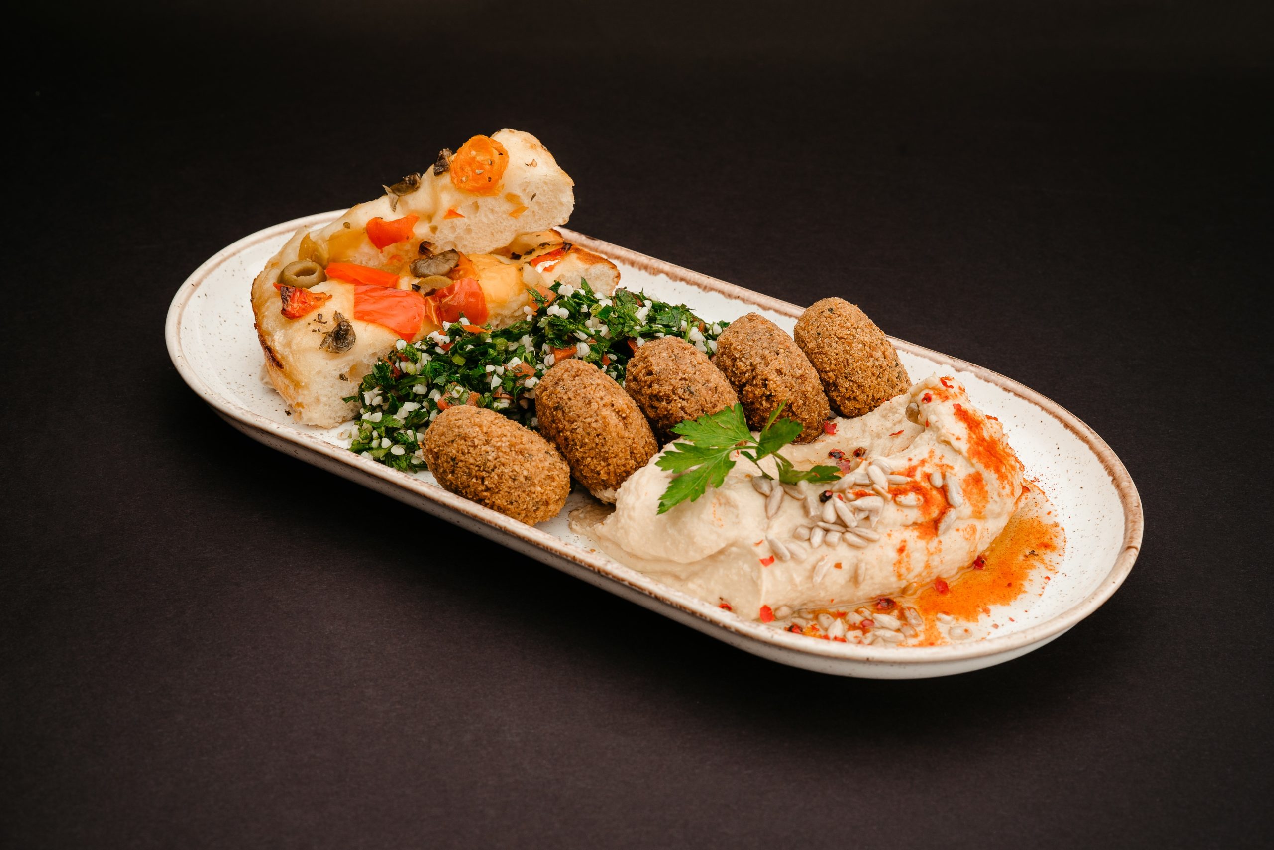 Hummus libanez cu tabouleh sumac si falafel si focaccia