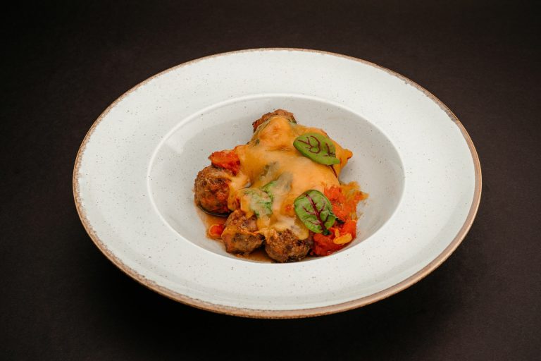 Chiftele marinate la cuptor cu brânză cheddar roșii și coriandru verde