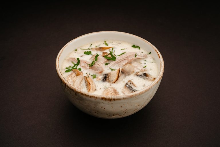 Ciorbă de mușchiuleț de porc acrișoară cu ciuperci și tarhon