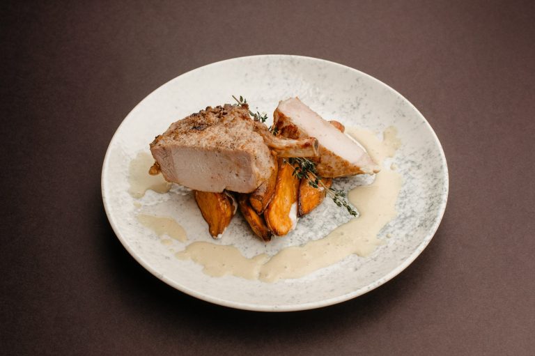 Cotlet de porc cu os pork chop la cuptor