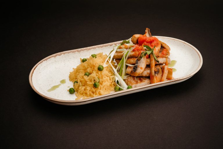 Cotlet de porc la cuptor cu sos de ciuperci roșii și ceapă verde și orez