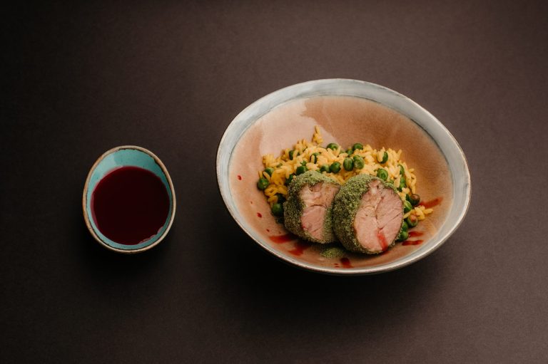 Muschi de porc in crusta de verdeturi